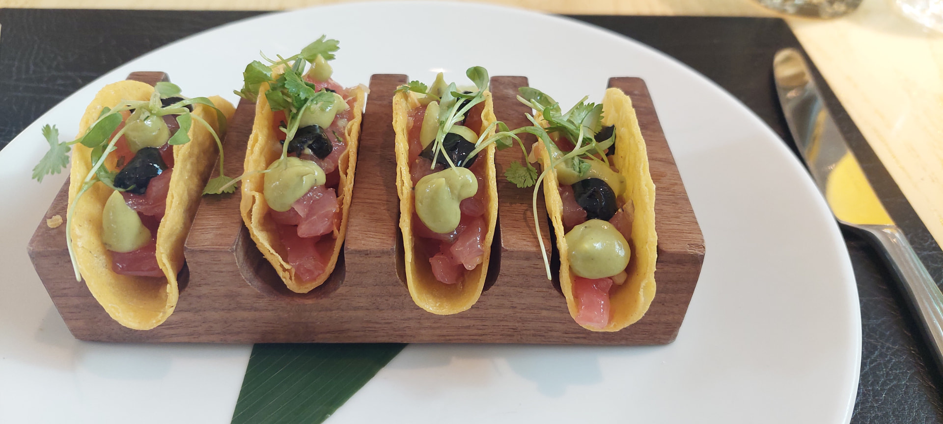 Taco's met verse toppings op een wit bord