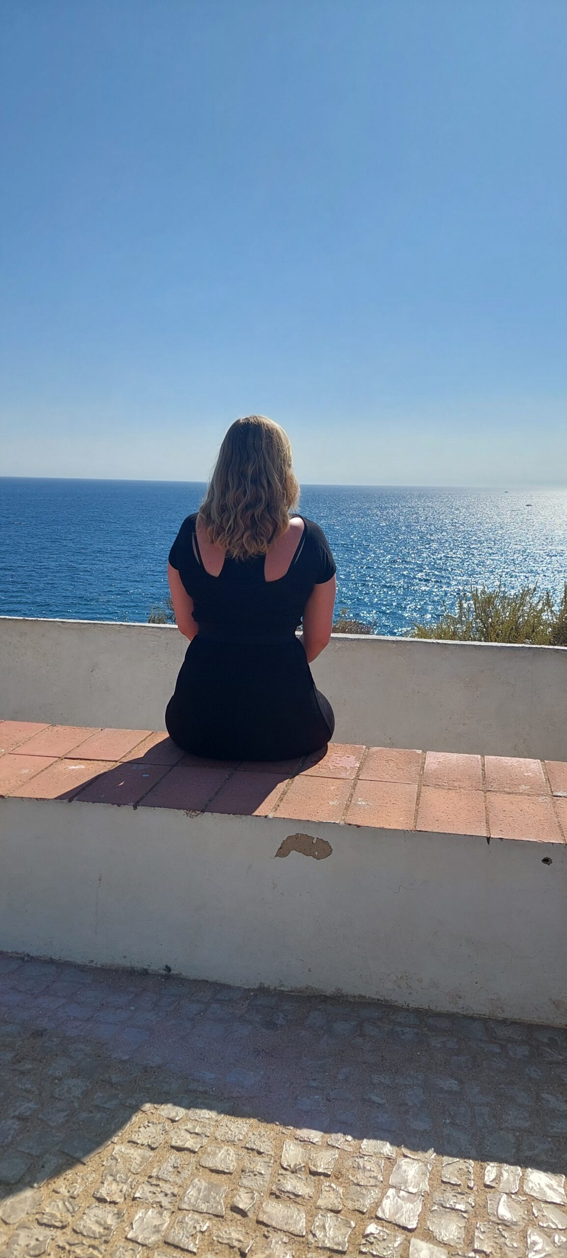 Marjolein kijkt uit over de Middellandse Zee