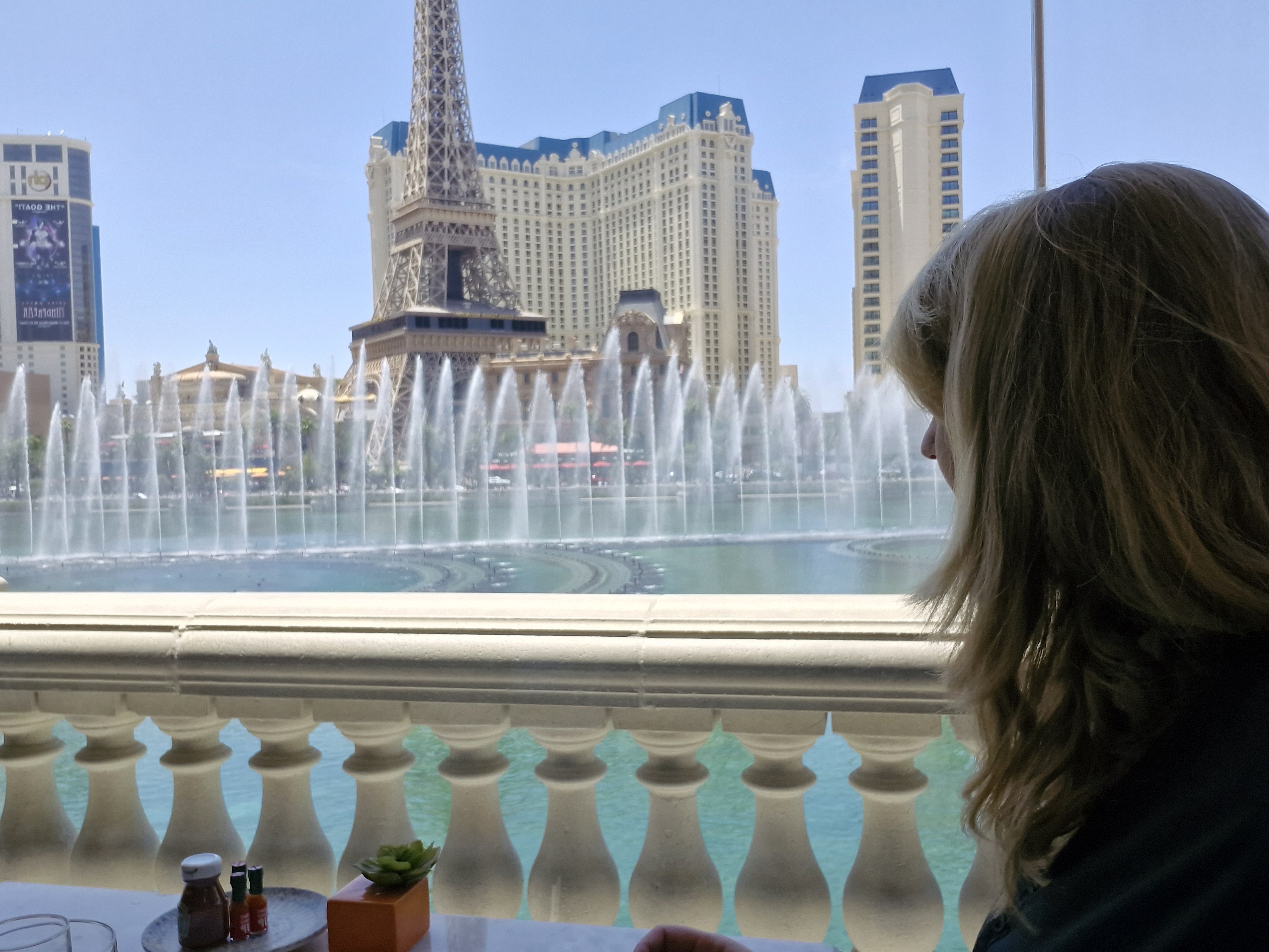 Marjolein kijkt uit over de fonteinen van Las Vegas