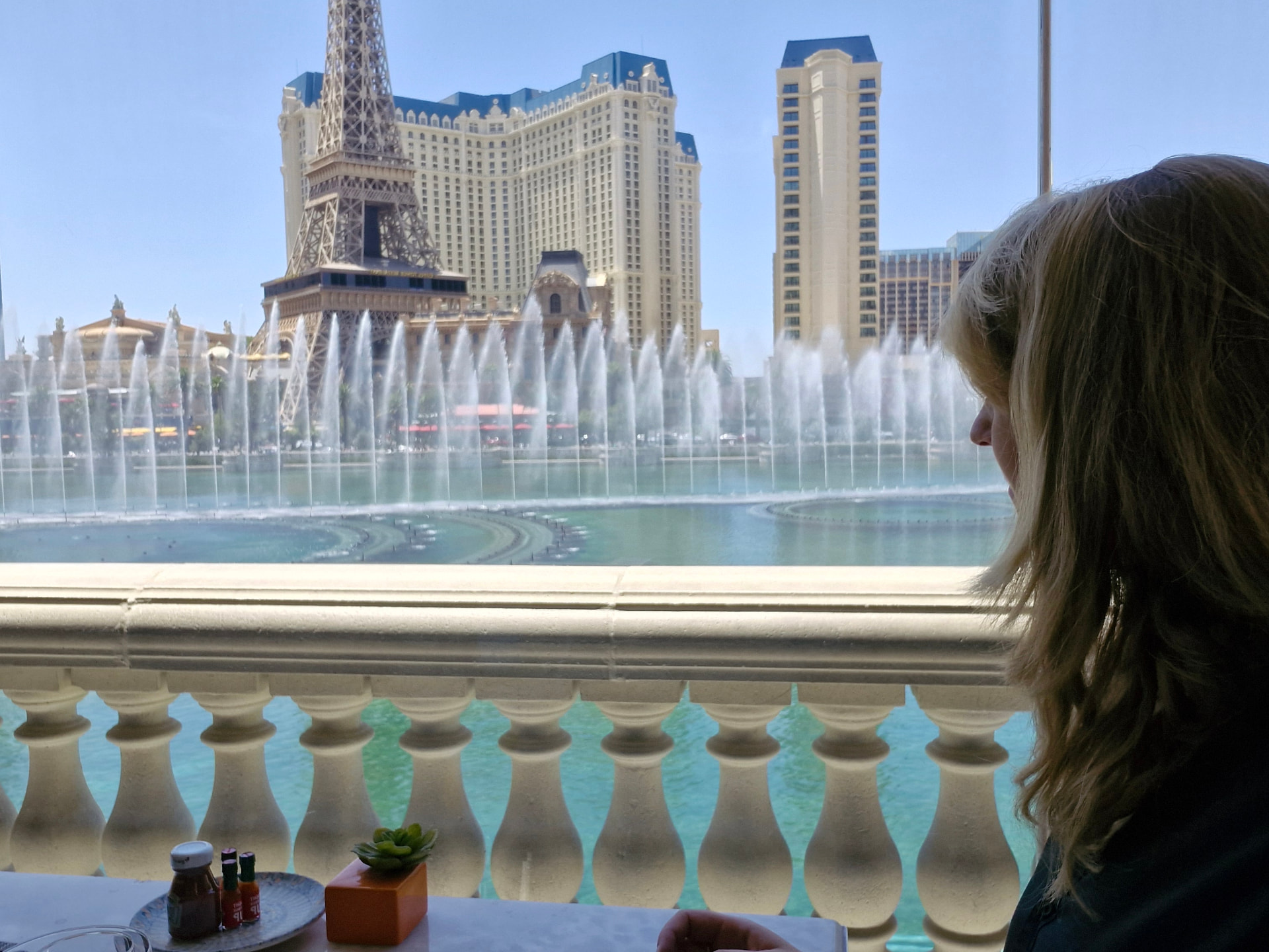 Uitzicht over de Bellagio-fonteinen en de Eiffeltoren in Las Vegas