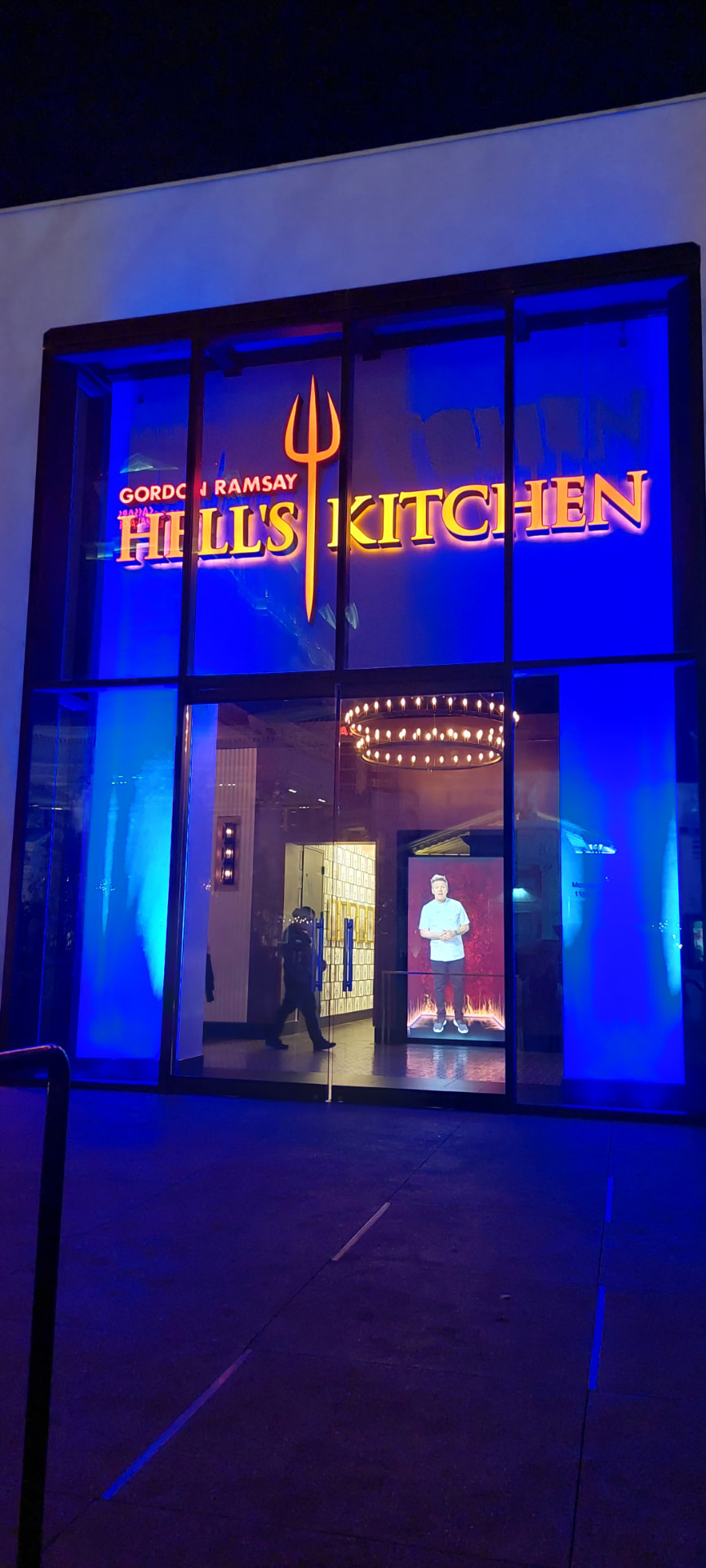 De verlichte entree van Gordon Ramsay Hell's Kitchen in Las Vegas