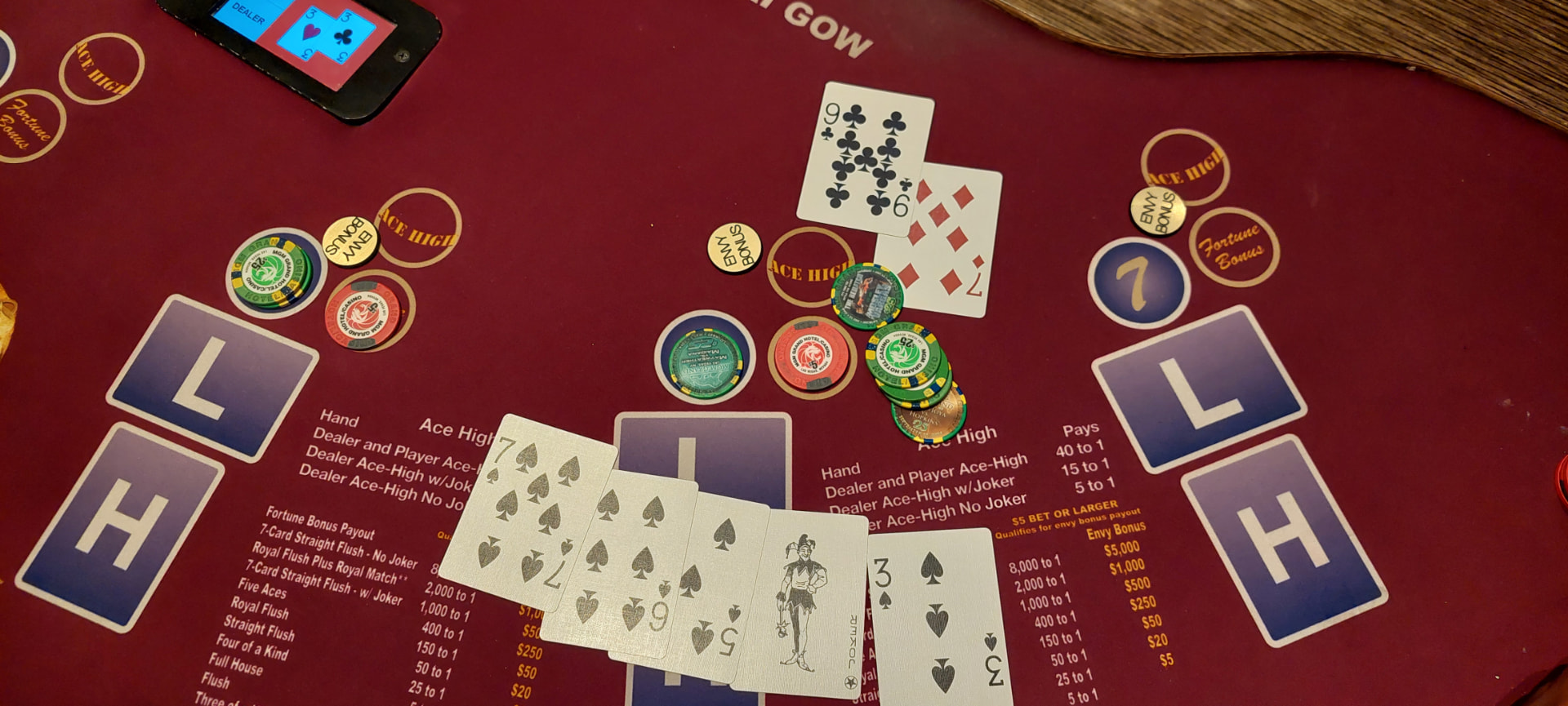 Pai Gow Poker-kaarten en fiches op een speeltafel